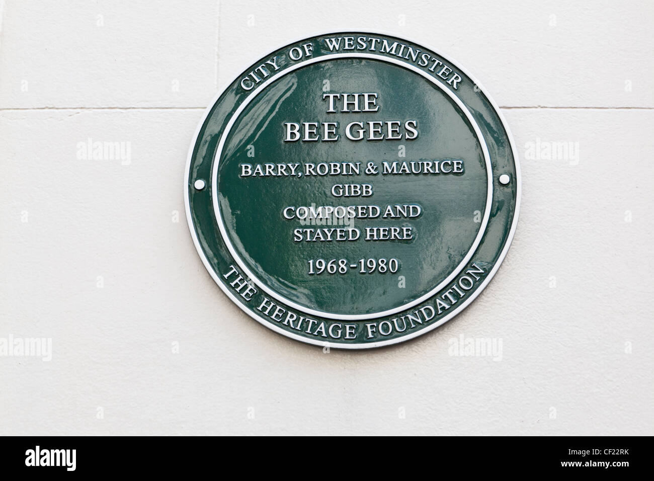 A Heritage Foundation plaque outside a building in Brook Street celebrating that The Bee Gees, Barry, Robin and Maurice Gibb com Stock Photo