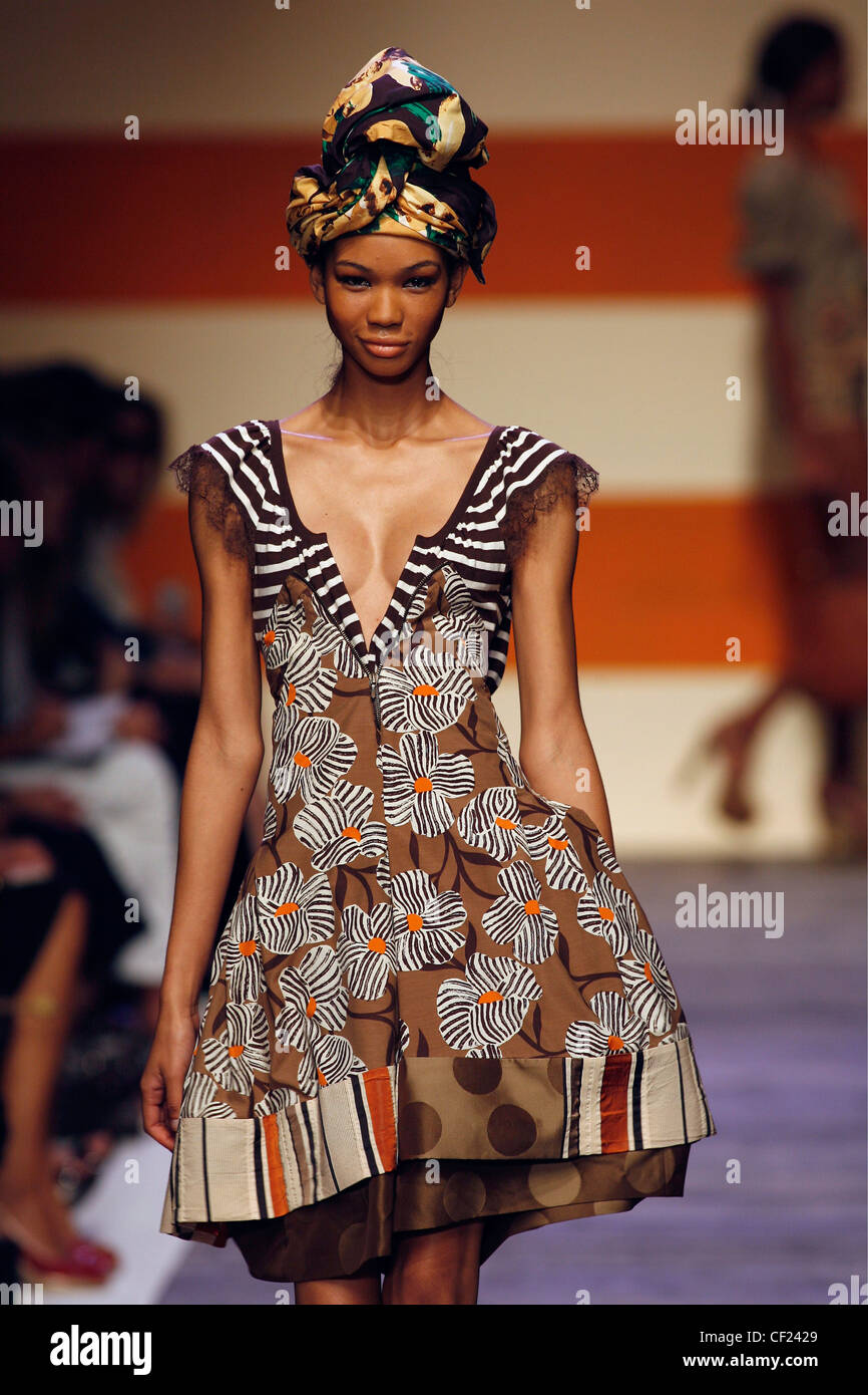 Moschino Cheap & Chic Milan Ready to Wear Spring Summer Model wearing printed head scarf, black and white striped t shirt lace Stock Photo - Alamy Moschino Cheap & Chic Milan Ready to Wear Spring Summer Model wearing printed head scarf, black and white striped t shirt lace Stock Photo - Alamy