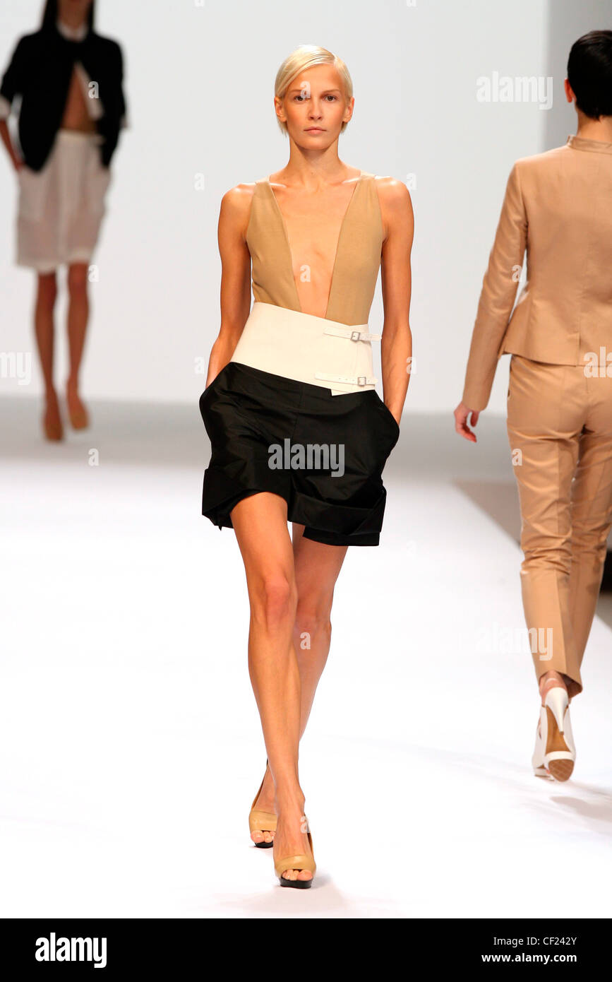 Akris Paris Ready to Wear Spring Summer Model Katia Kokoreva short ...
