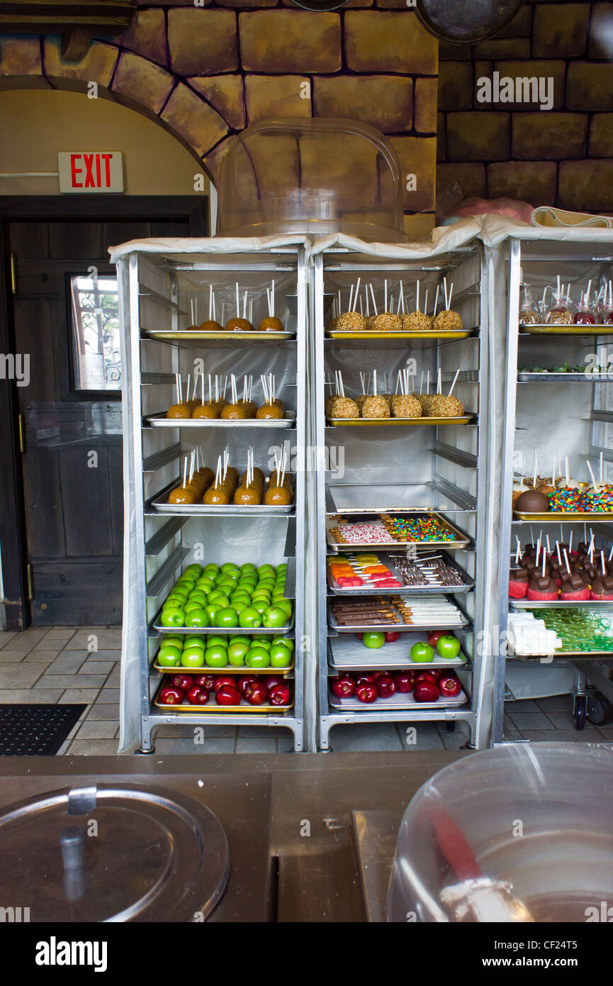 Shop store candy hires stock photography and images Alamy