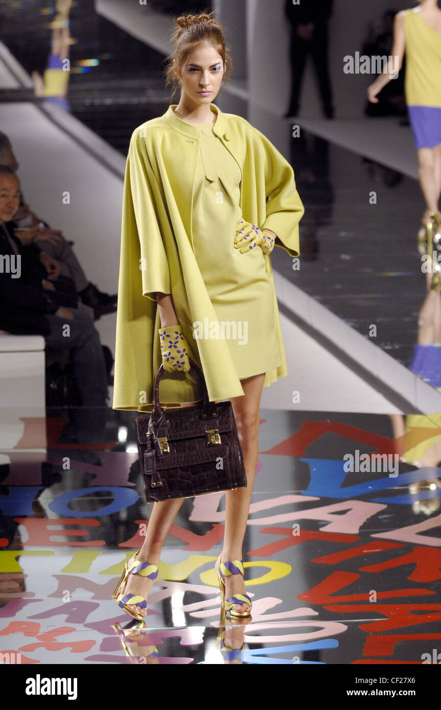 Lime green valentino dress hi-res stock photography and images - Alamy Lime green valentino dress hi-res stock photography and images - Alamy