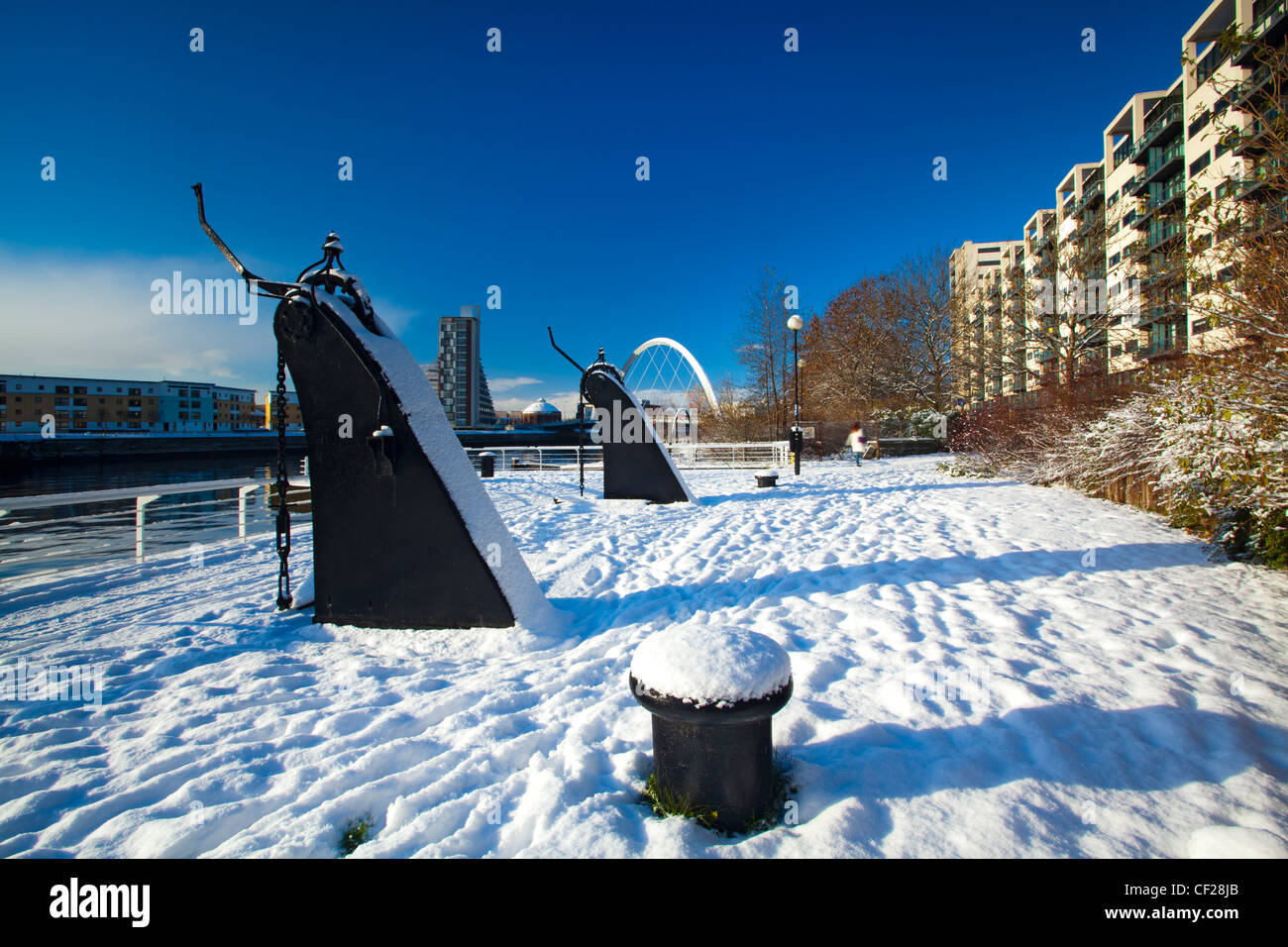 View over the Clyde Quayside redevelopment area covered in snow towards Glasgow's Clyde Arc bridge, more commonly known as the S Stock Photo