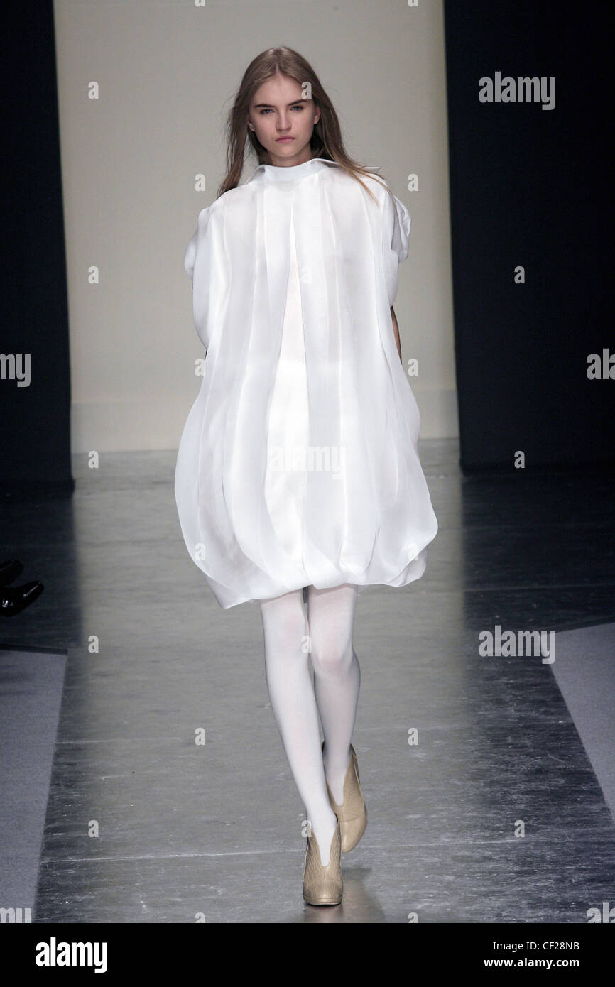 Gianfranco Ferre Milan Ready to Wear Autumn Winter Sculptured white dress, white  tights and beige shoe boots Stock Photo - Alamy