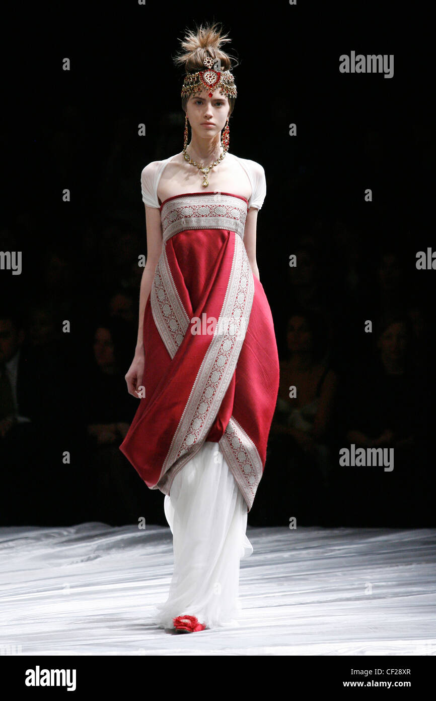 alexander mcqueen red dress runway Mcqueen couture