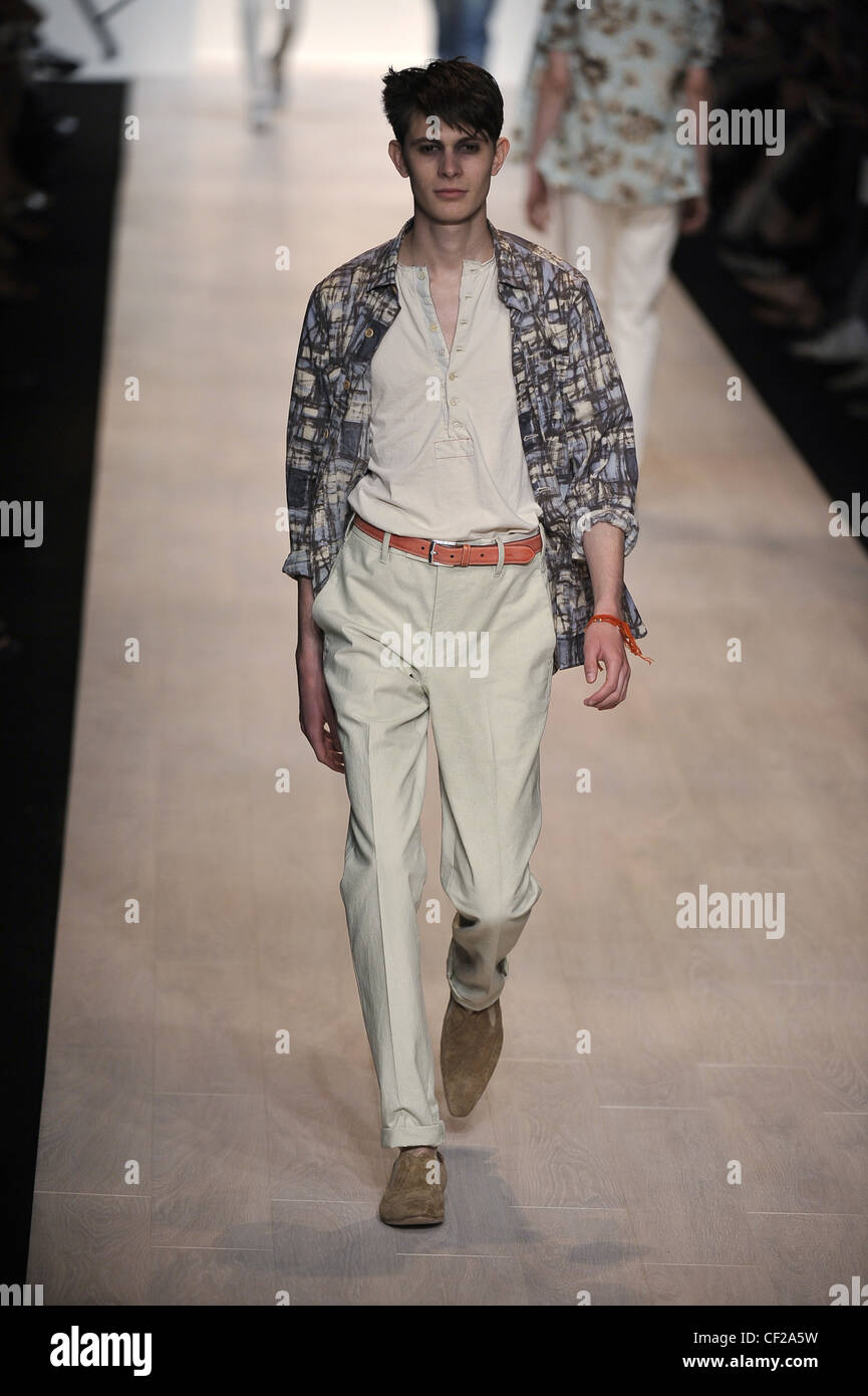 Paul Smith Paris Menswear Spring Summer Model wearing cream trousers, a  cream grandad style top, grey and light blue patterned Stock Photo - Alamy