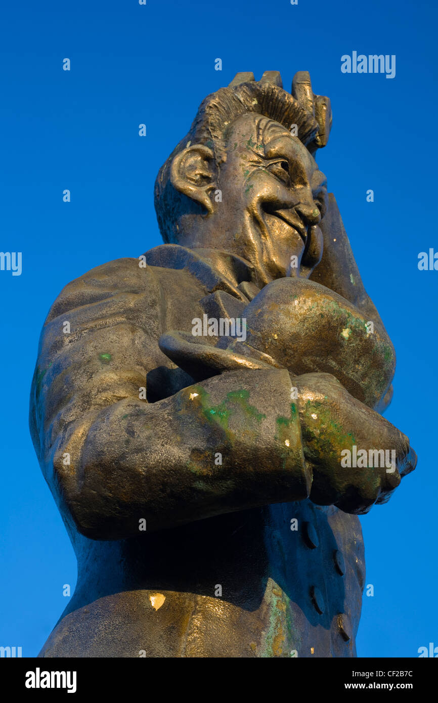 Statue of Stan Laurel by Robert Olley in North Shields. Stan Laurel was one half of the world famous comedy double-act Laurel an Stock Photo