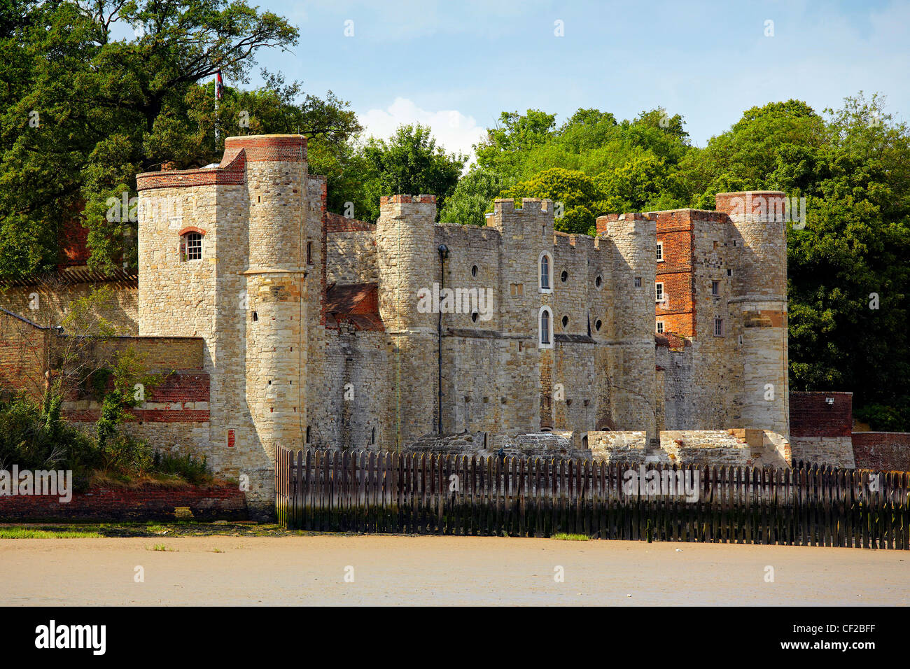 Upnor Castle, a 16th century Elizabethan artillery fort by the River Medway built to defend ships moored outside Chatham dockyar Stock Photo