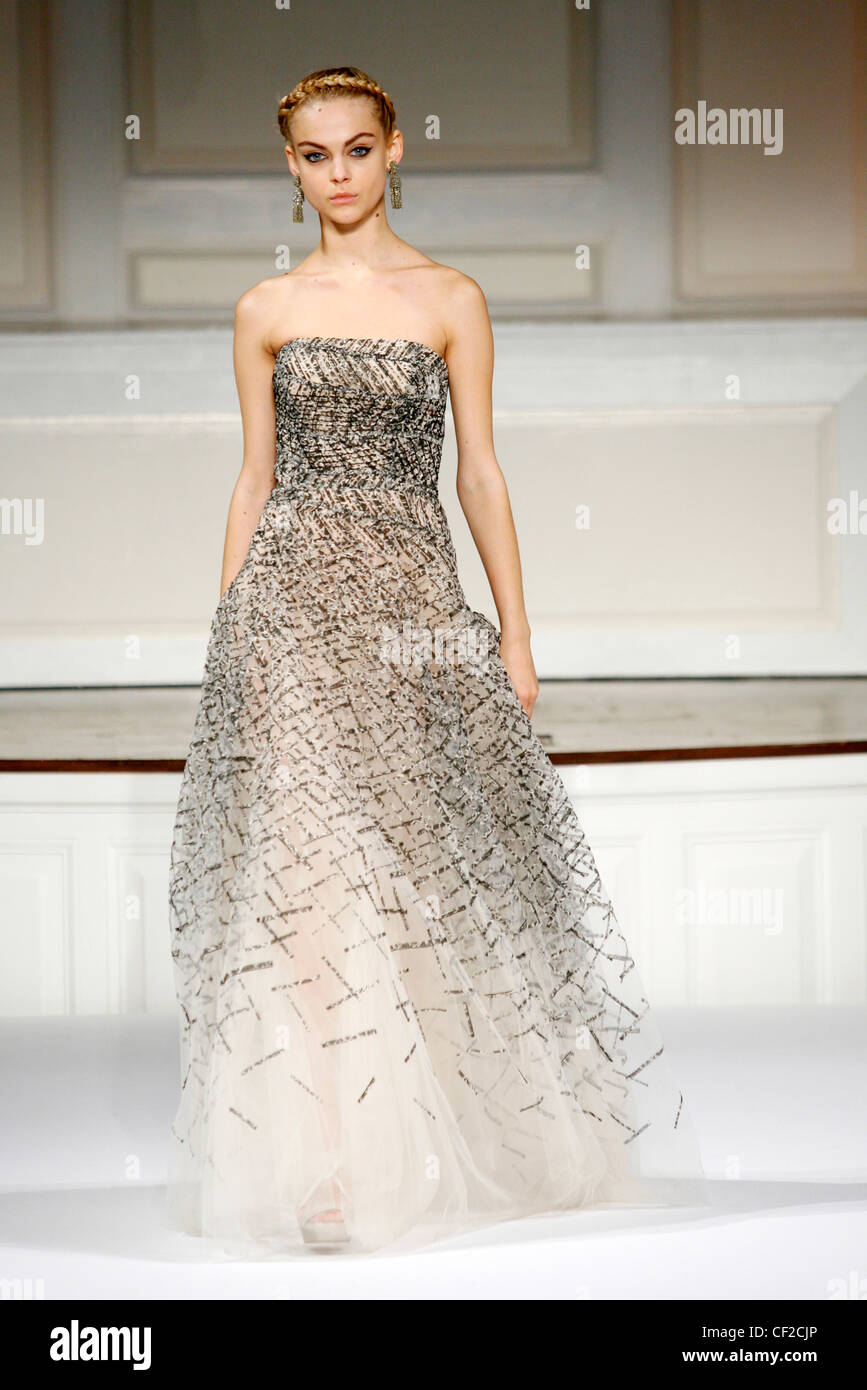 Oscar de la Renta New York Ready to Wear Spring Summer A white strapless flolength ball gown black and grey sequin patterned Stock Photo - Alamy Oscar de la Renta New York Ready to Wear Spring Summer A white strapless flolength ball gown black and grey sequin patterned Stock Photo - Alamy