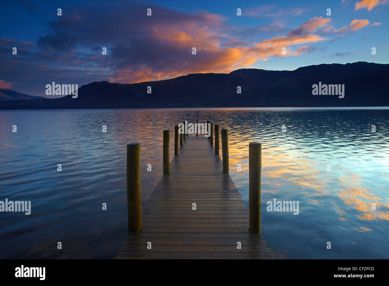 View along Brandelhow Jetty on Derwentwater at dawn. Stock Photo