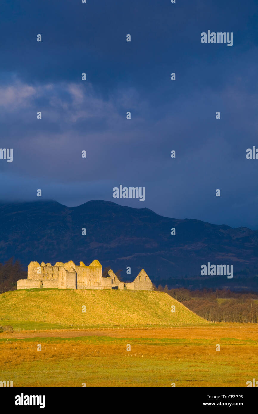 Dramatic light bathes the Ruthven Barracks in the Cairngorms National Park, with the Monadhliath Mountains overlooking the ruins Stock Photo