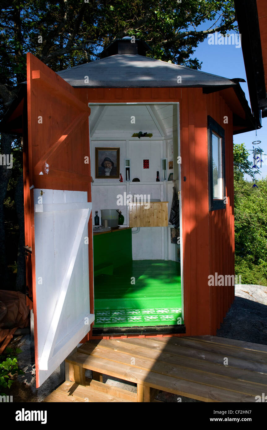 Cozy, colourful outside loo, in the Stockholm archipelago Stock Photo