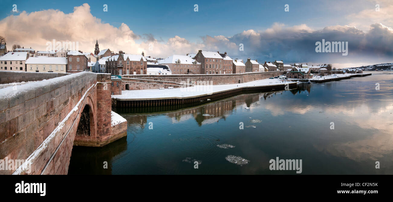 Snow covering the town of Berwick-upon-Tweed, viewed from Berwick Bridge, also know as the Old Bridge, a Grade I listed stone br Stock Photo