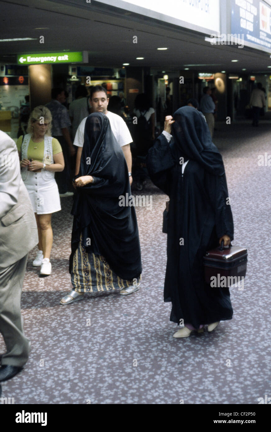 Hijab woman airport hi-res stock photography and images - Alamy