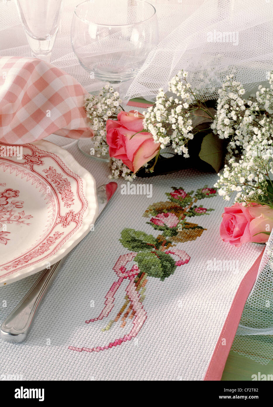 Romantic rose patterns To make table white table cloth pink edge and
