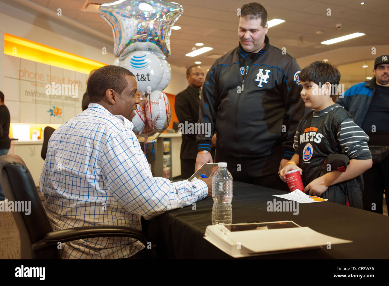 Former New York Yankee and New York Mets pitcher Dwight 'Doc' Gooden greets fans and signs autographs Stock Photo