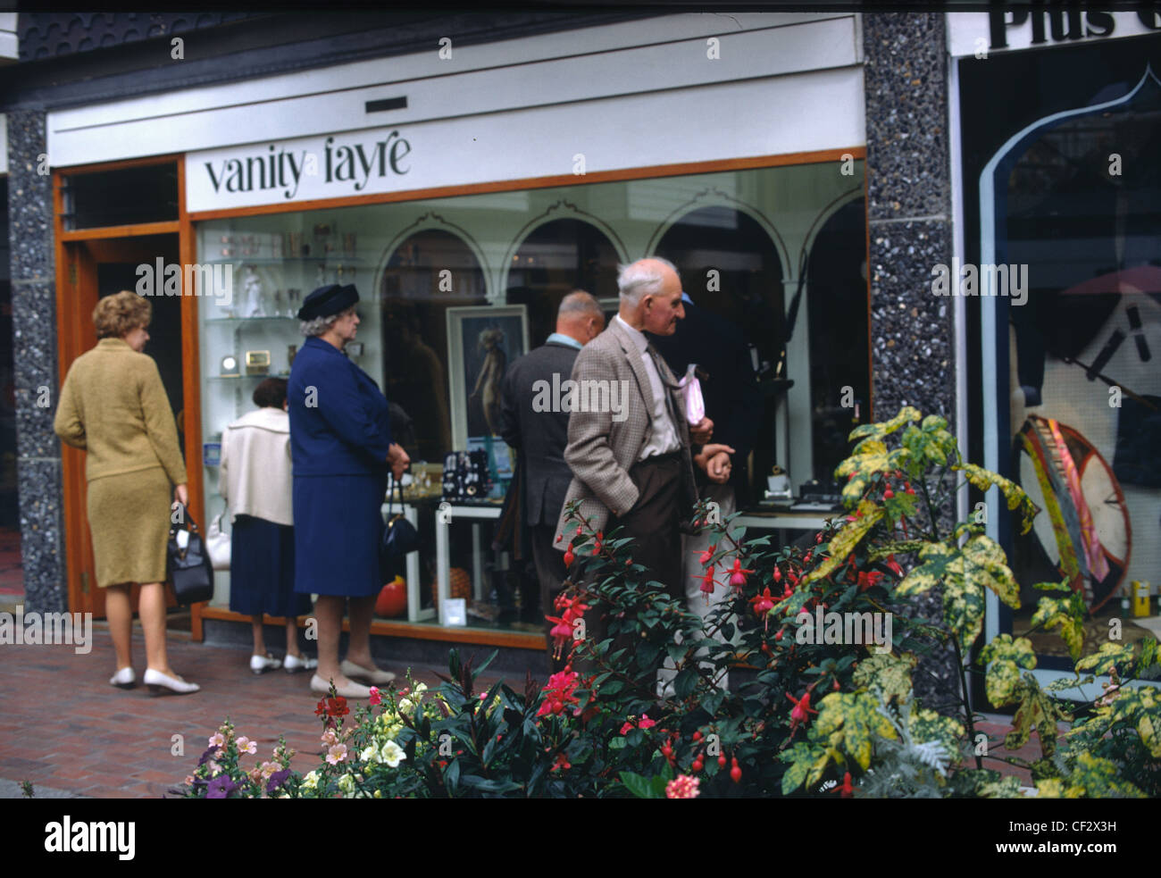 People viewing an Art Shop in Brighton in the Nineteen Sixties Stock Photo