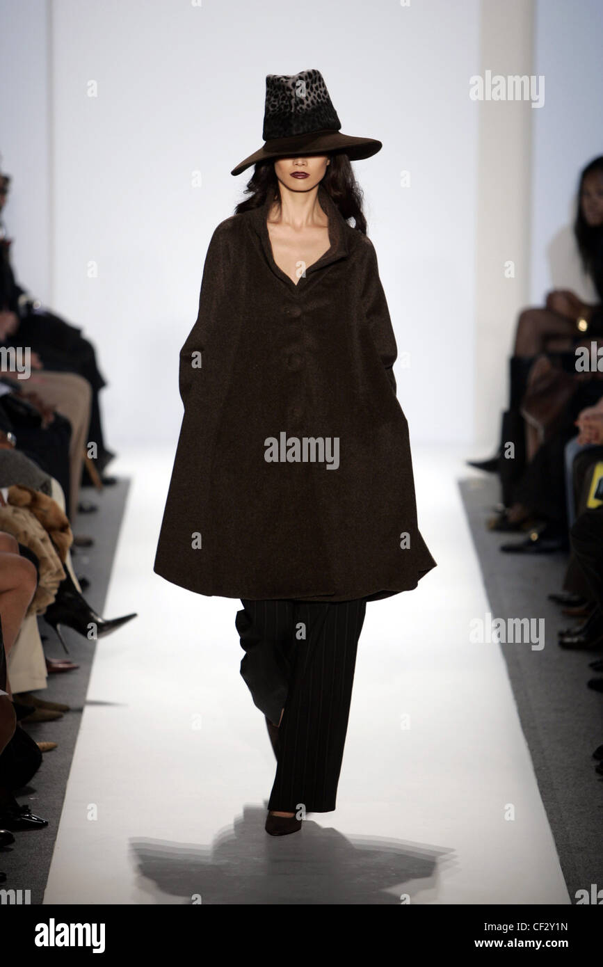 Animal skin cloak hi-res stock photography and images - Alamy