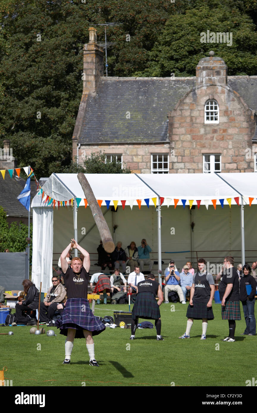 A competitor tossing the caber at the Lonach Gathering and Highland ...