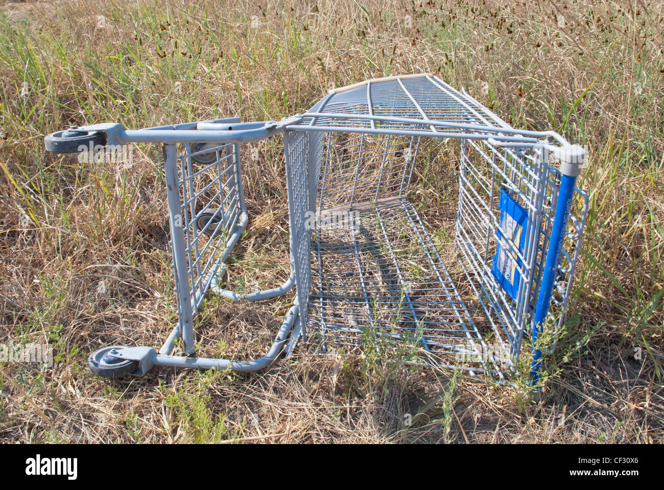 An abandoned grocery cart adds interest to an abandoned lot in Roswell, New Mexico. Stock Photo