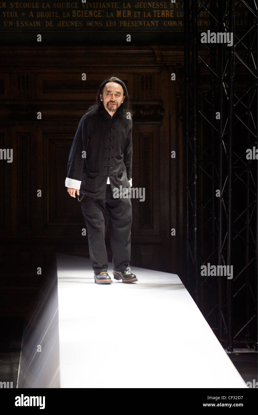 Japanese fashion designer Yohji Yamamoto on the runway Stock Photo