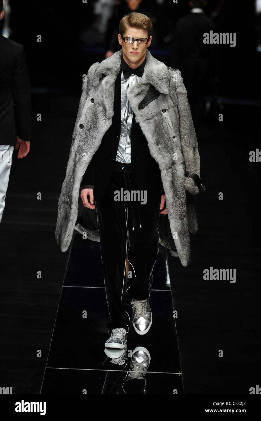 D&G Milan Menswear Ready to Wear Autumn Winter Spectacled male model ...