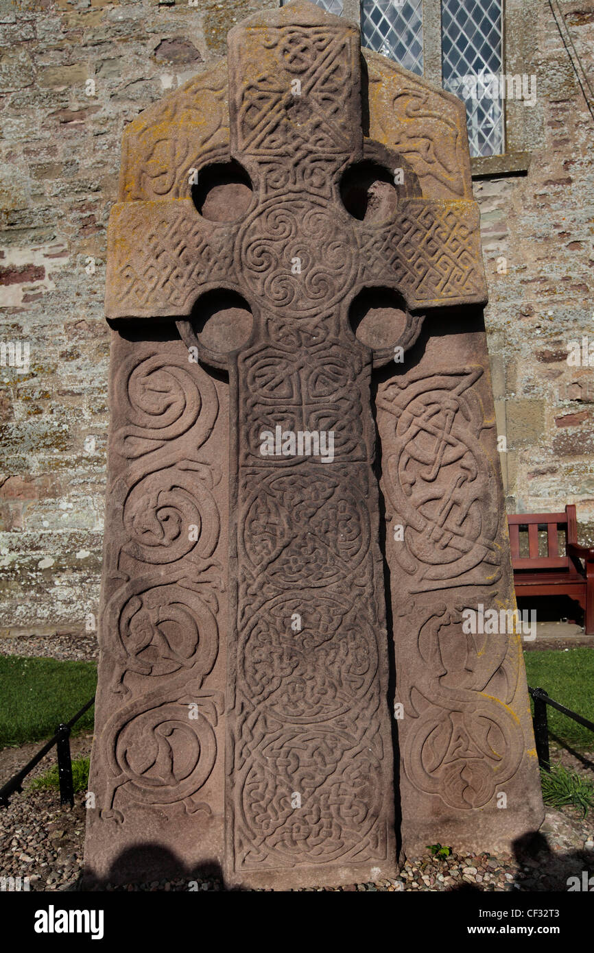 An Aberlemno sculptured stone in Aberlemno Kirkyard. The stone features a Celtic Cross in relief and a background of intertwined Stock Photo