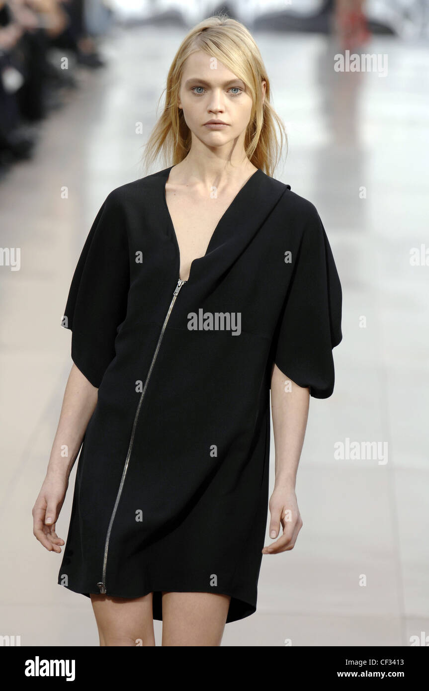 Chloe Paris Ready to Wear Autumn Winter Model Sasha Pivovarova wearing