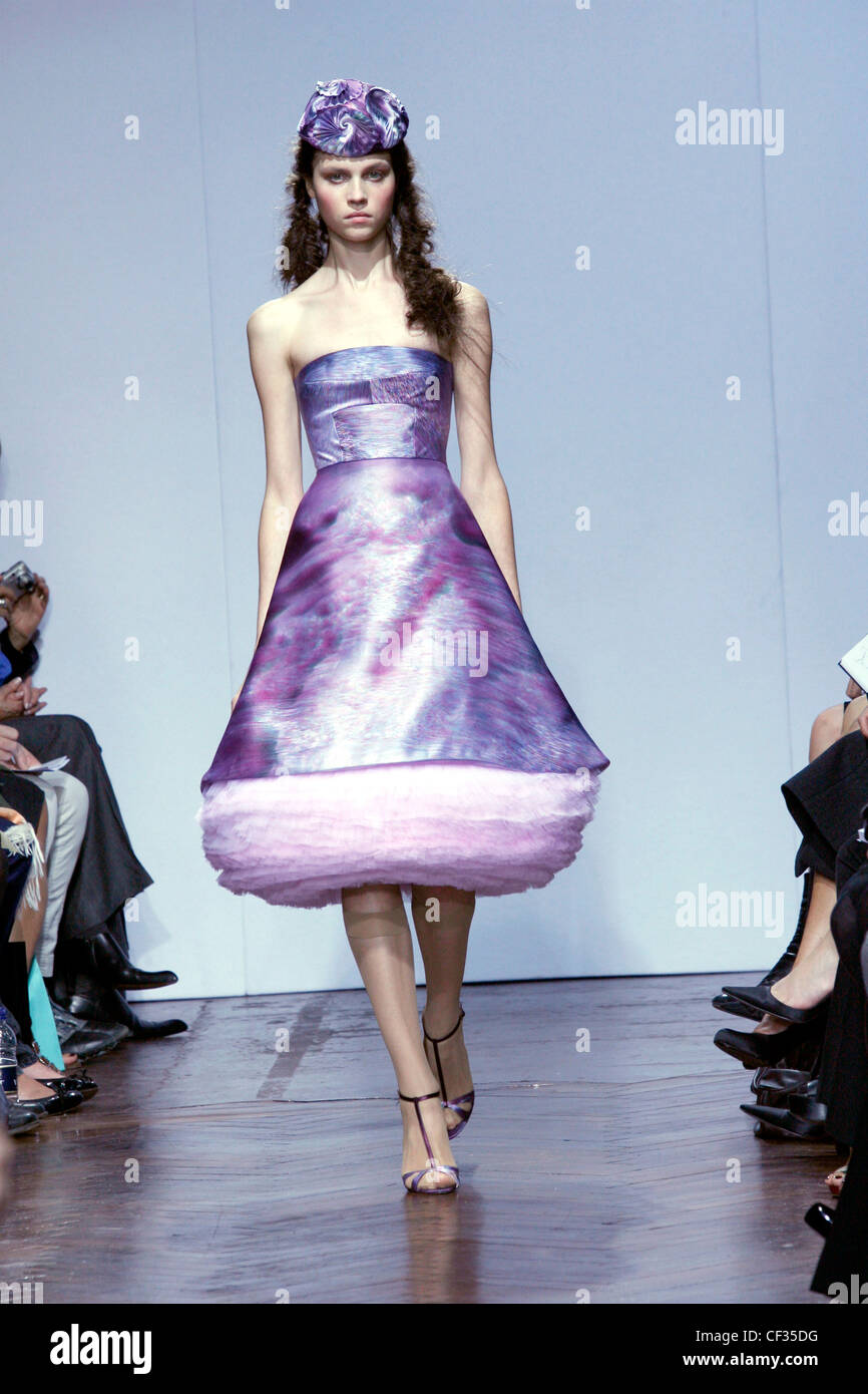 Giles Deacon London Ready to Wear Spring Summer Strapless print purple puffball petticoat dress matching flat hat, brown knee Stock Photo