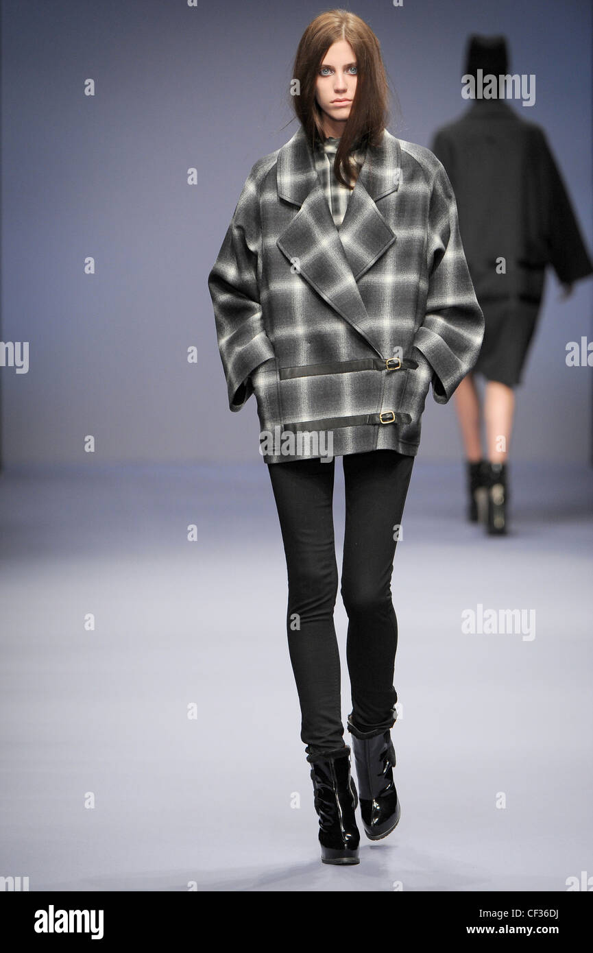 Jaeger London Ready to Wear Autumn Winter Grey checked jacket leather straps grey checked top