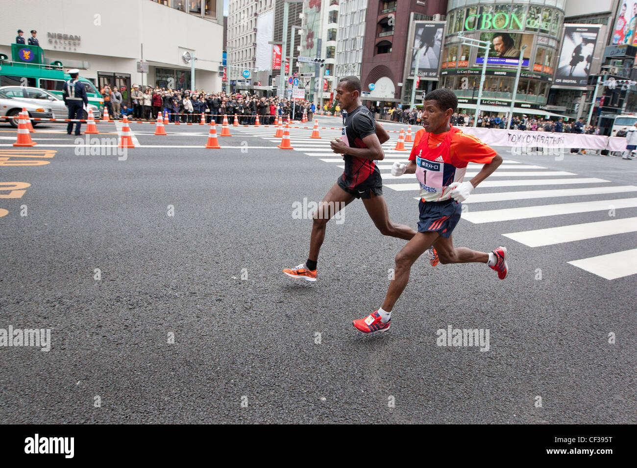 Haile Gebrselassie (in orange) with Hailu Mekonnen, running in Tokyo