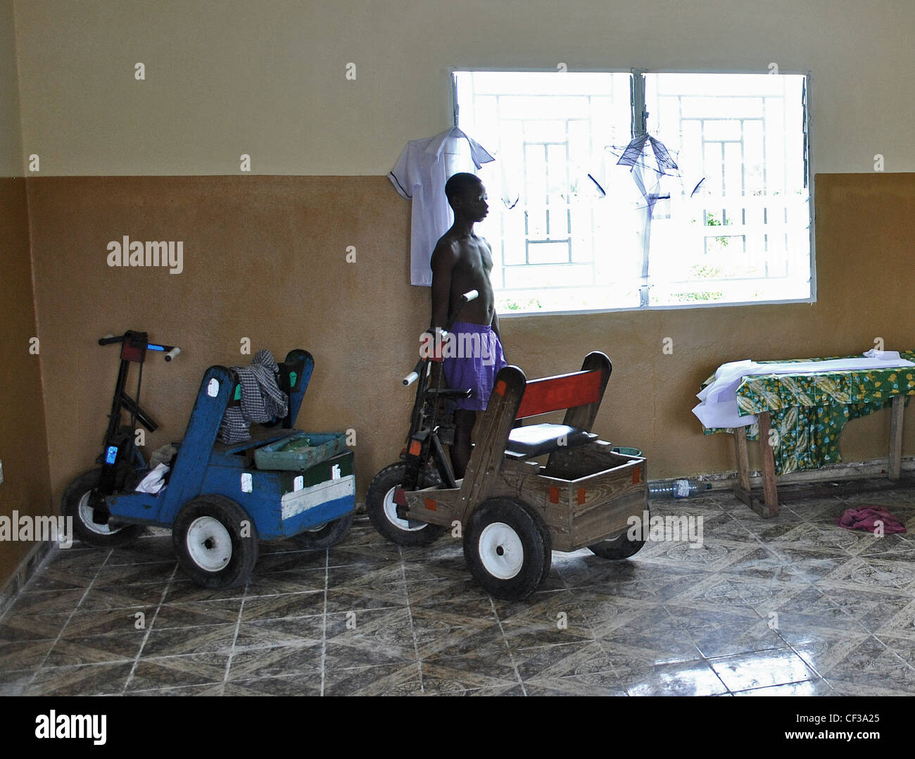 A man stands in a center for polio sufferers in Makeni, Sierra Leone Stock Photo