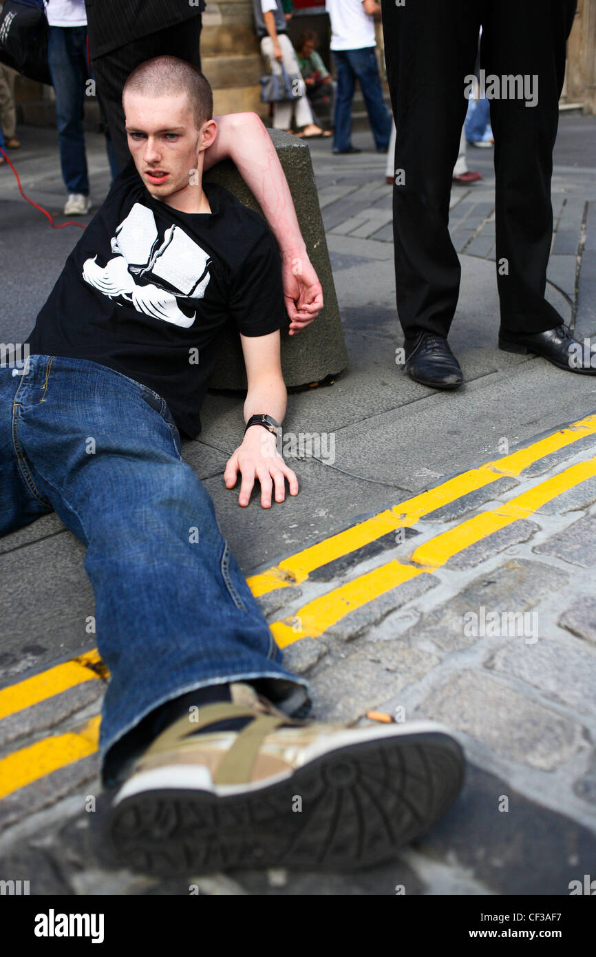 Artist performing his play in The Royal Mile in the Old Town of Edinburgh during the Fringe Festival. Stock Photo