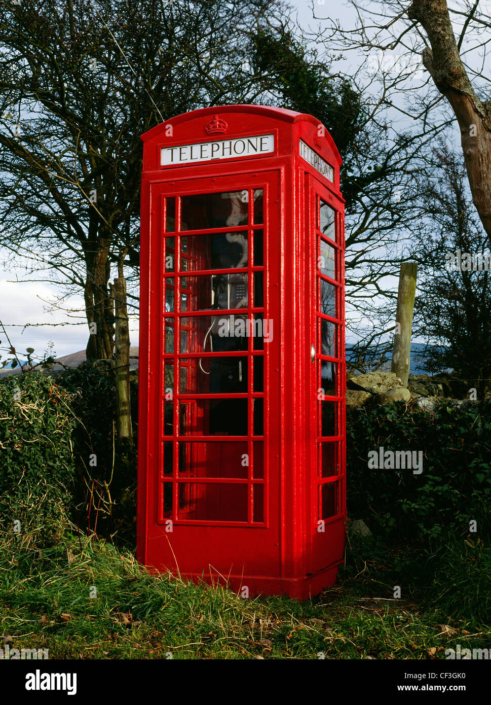 A traditional red telephone box - a K6 kiosk designed by Sir Giles Gilbert Scott to commemorate the Silver Jubilee of King Georg Stock Photo