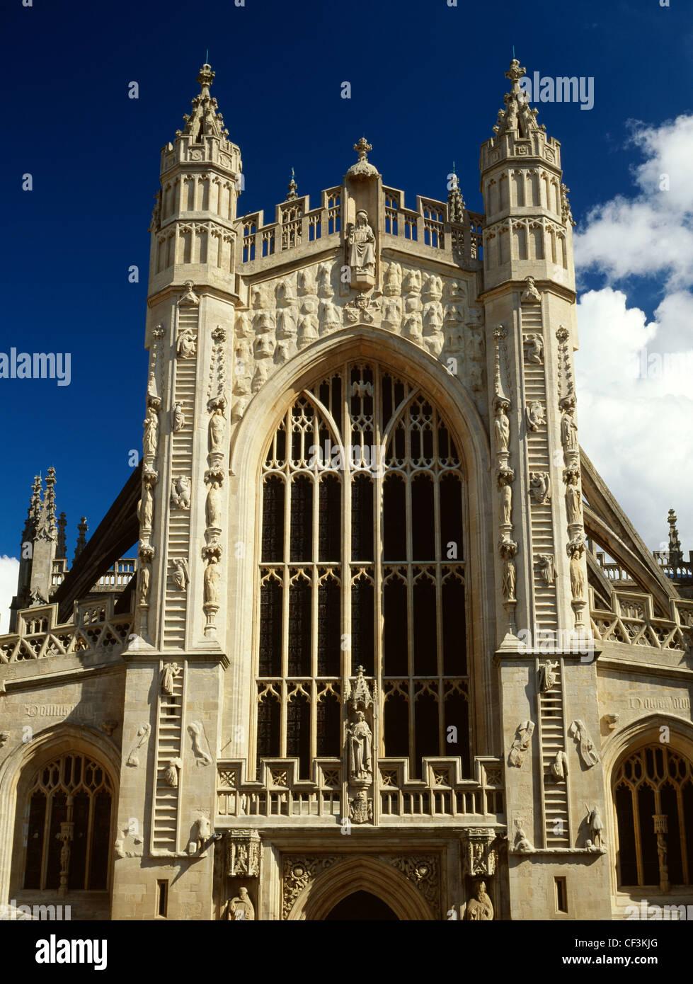 Bath Abbey, rebuilt in 1499 in the Perpendicular style by Bishop Oliver King whose dream of angels ascending the Ladders of Heav Stock Photo