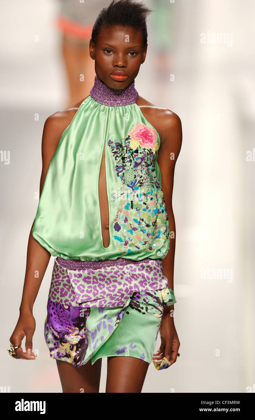 Iceberg Milan Ready To Wear Spring Summer Model Black Hair Off