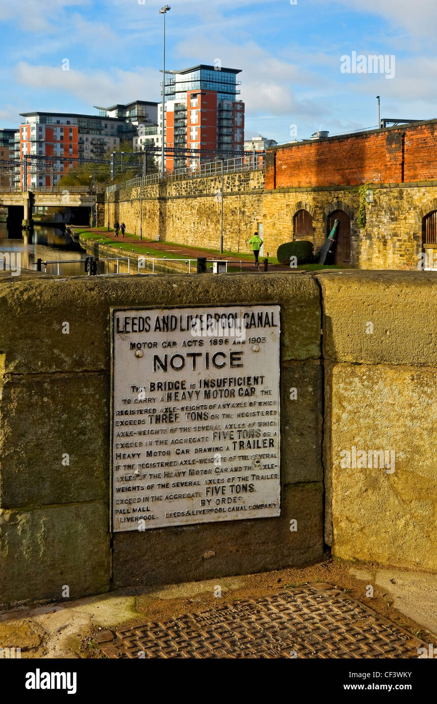 A weight restriction notice by Office Lock Bridge on the Leeds and Liverpool Canal. Stock Photo