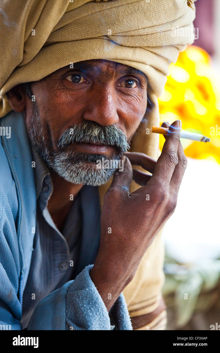 Muslim smoking cigarette hires stock photography and images Alamy