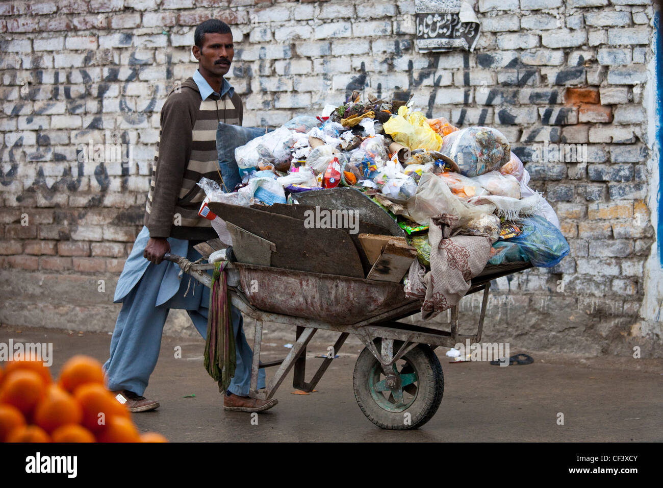 Pakistan rubbish hires stock photography and images Alamy