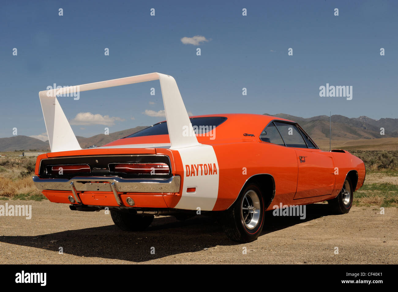 Miniature Dodge Charger Daytona 1969 HEMI 1:64 Johnny Lightning - Boîte Scellée (orange)