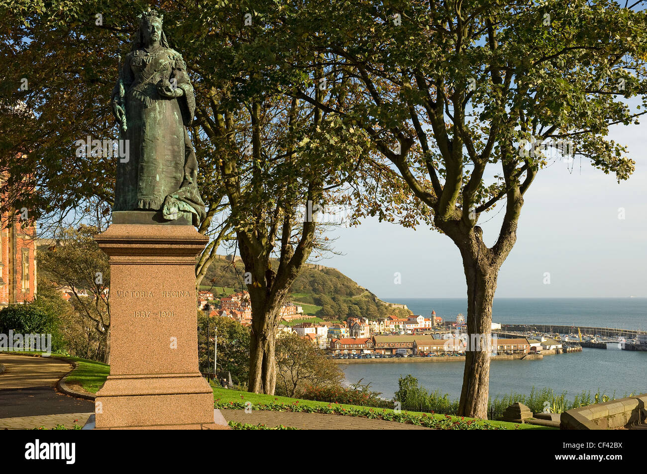 Statue of Queen Victoria with Scarborough in the background Stock Photo