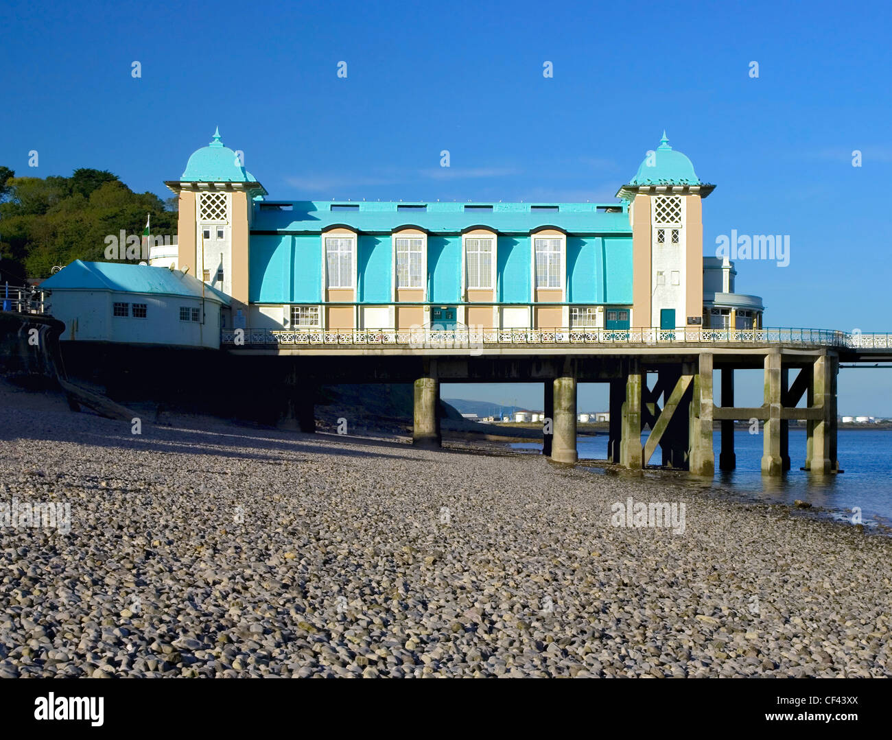 Looking across a pebbeld beach towards the Penarth Pavilion and Pier, a popular visitor attraction since it opened in 1895. Stock Photo