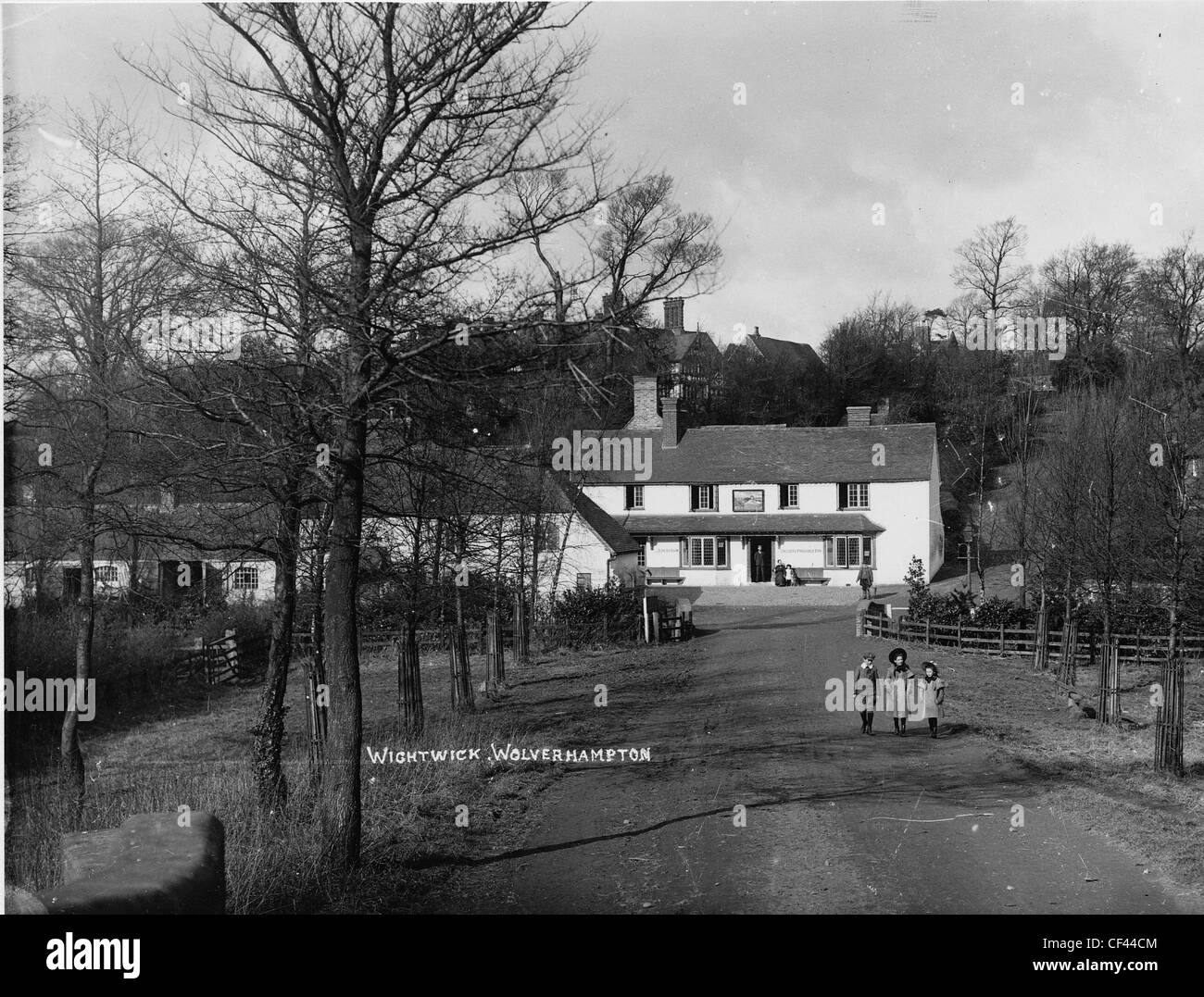 Mermaid Inn, Windmill Lane, Wightwick, c 1900. Wightwick Bank is on t he right, and Wightwick Manor in the distance. Stock Photo