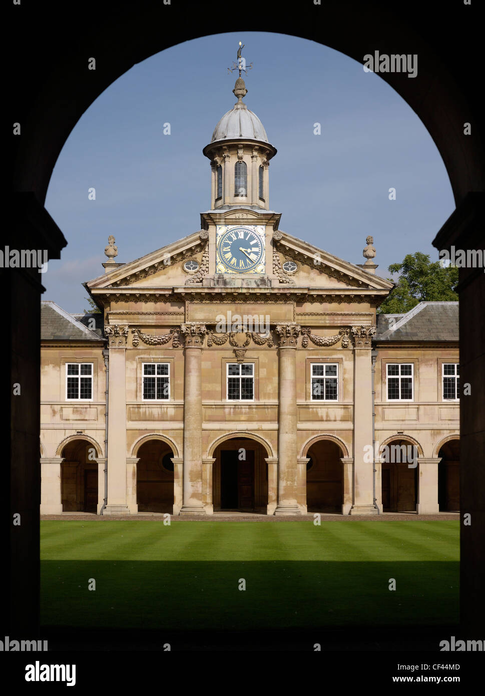 Emmanuel College Cambridge, seen through entrance arch. The college buildings range from the medieval to the late twentieth cent Stock Photo