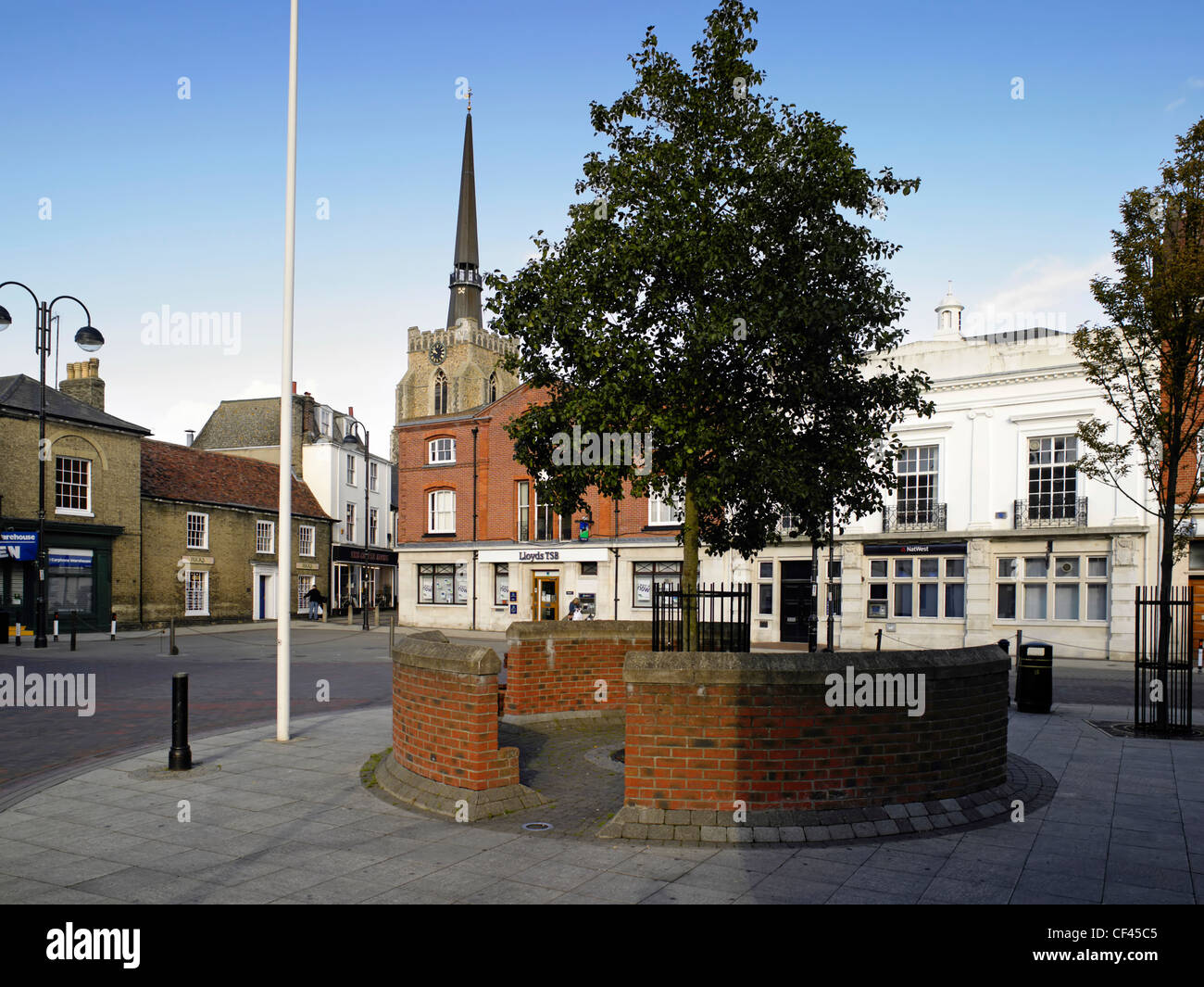 General view of Market Square on a non-market day. Stowmarket gets its name from the Anglo-Saxon word 'Stow' meaning 'principal Stock Photo