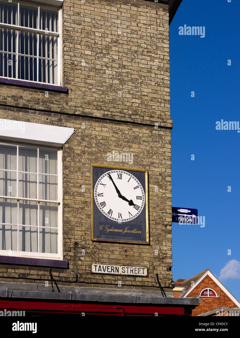 An old Jewellers clock on a corner of Tavern Street. Stowmarket gets its name from the Anglo-Saxon word 'Stow' meaning 'principa Stock Photo