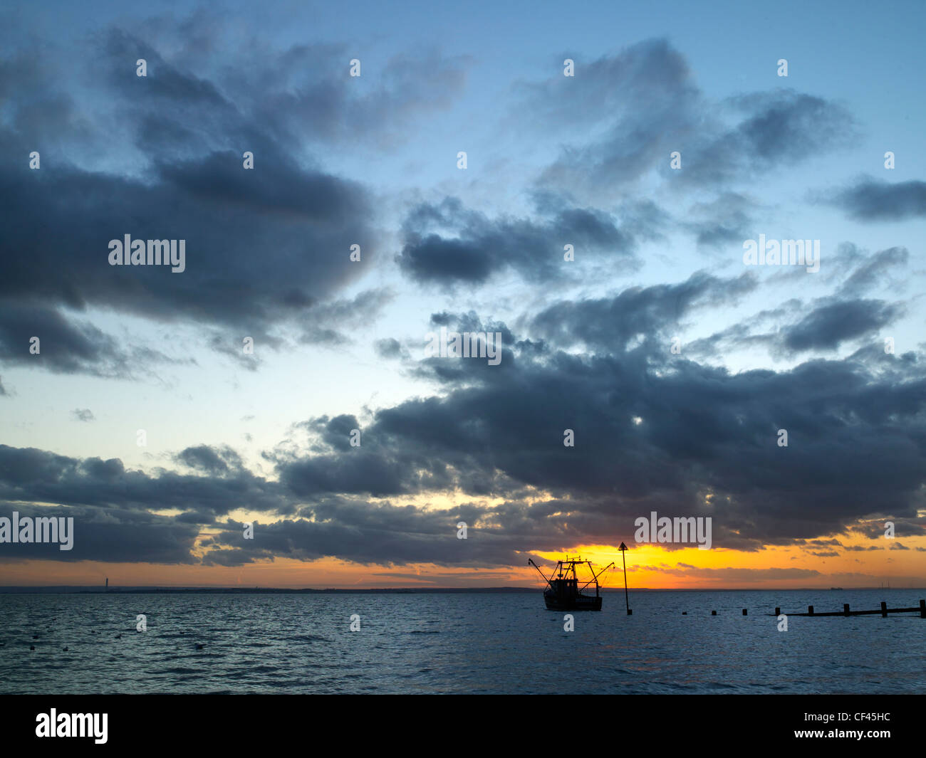 Winter sky off Southend. Originally the south end of the village of Prittlewell, Southend became a popular seaside resort for Lo Stock Photo