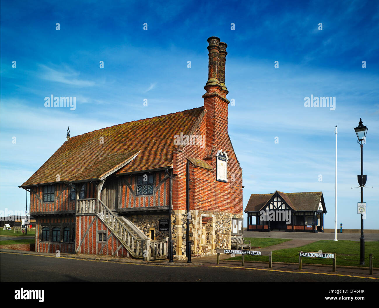 Aldeburgh Moot Hall and seafront.  The Moot Hall is a timber-framed building which has been used for council meetings for over 4 Stock Photo