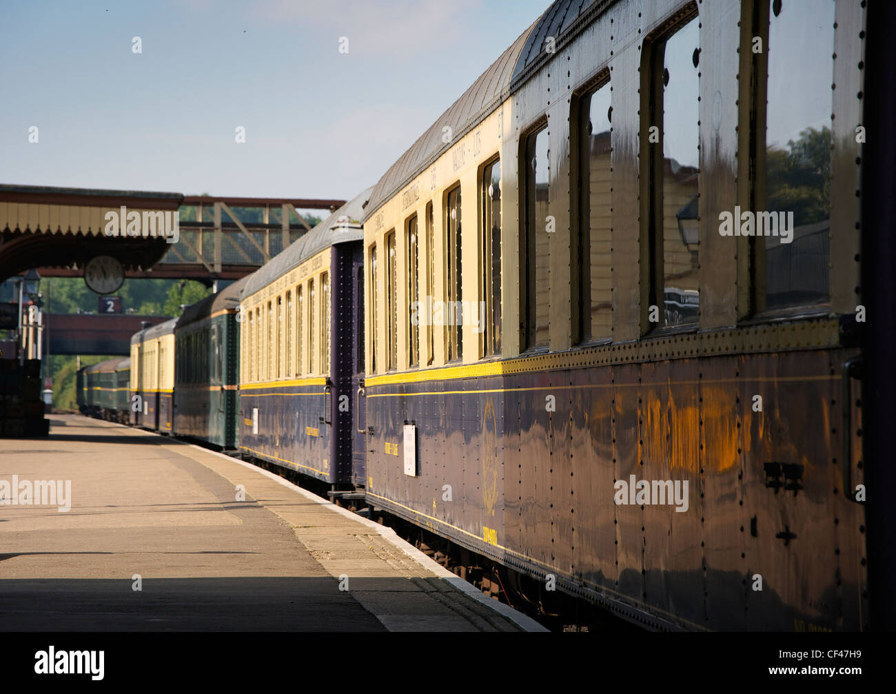 Carriages by a platform at Wansford station. Stock Photo