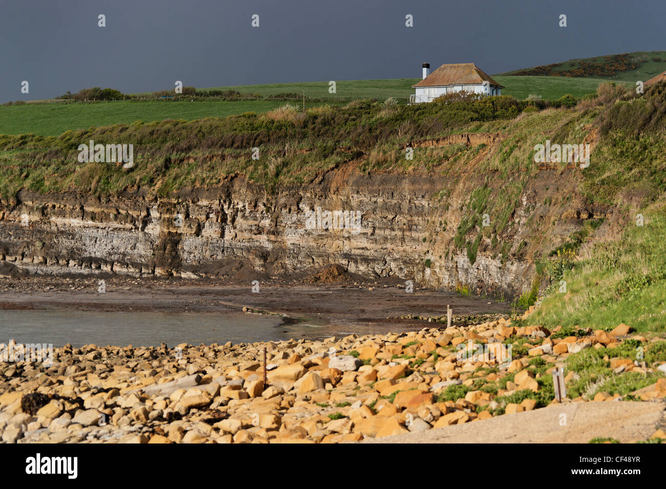 Characterised by its fossil rich shale beds, Kimmeridge Bay lies between the white chalk cliffs of Tyneham and Lulworth to the w Stock Photo