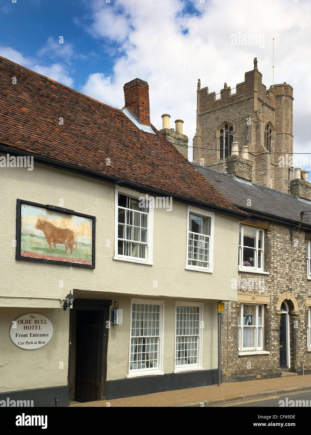 The Olde Bull Hotel in a 16th century Grade l listed old coaching inn overlooked by the church of St Peter in the centre of the Stock Photo